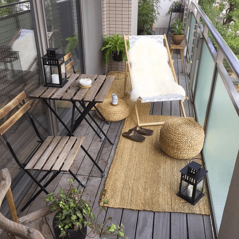 une chaise longue sur un balcon