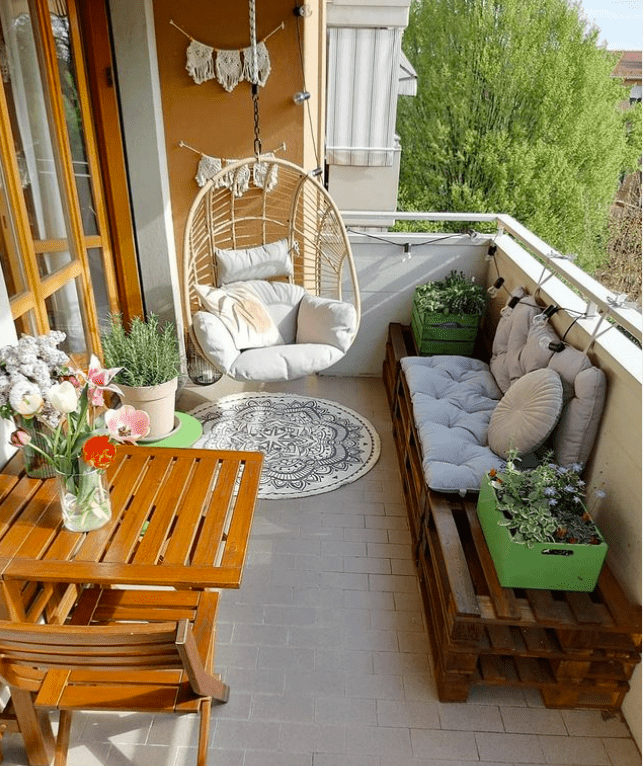 une balançoire sur un balcon