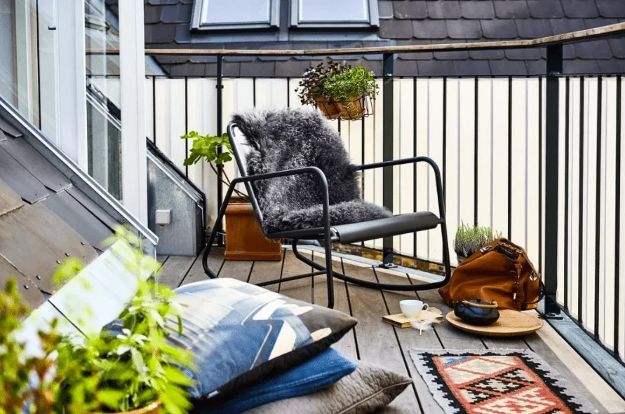 une chaise berçante extérieure sur un balcon