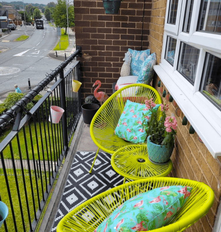 chaises acapulco sur un balcon