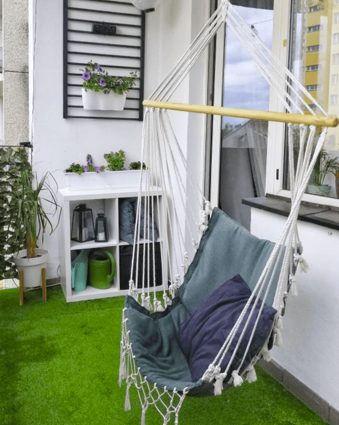 une chaise hamac sur un balcon