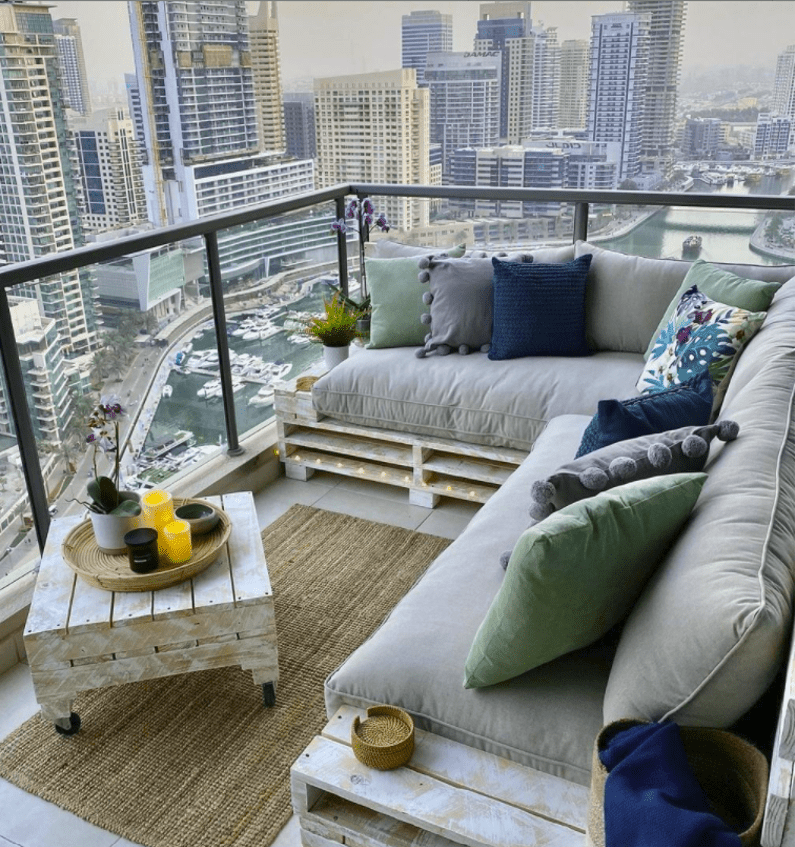 un canapé en palette sur un balcon