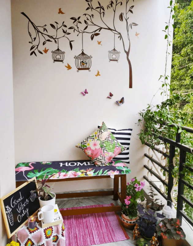 un banc sur un balcon