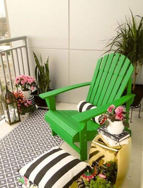 chaise adirondack sur un balcon