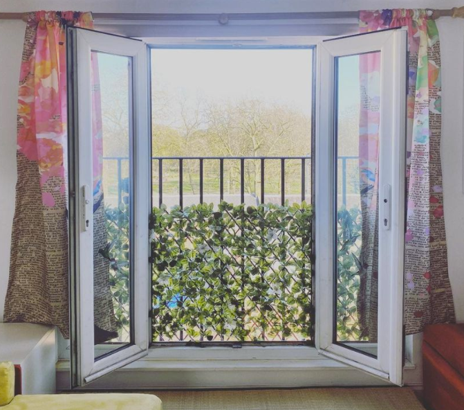faux balcon avec écran d'intimité