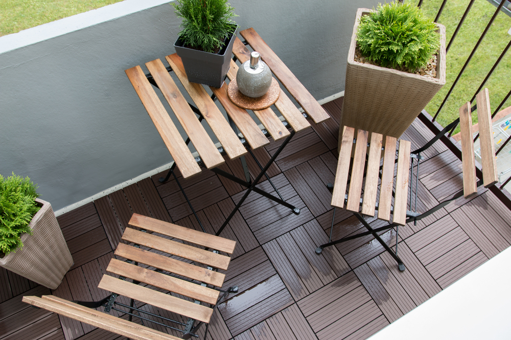 chaises pliantes sur un balcon